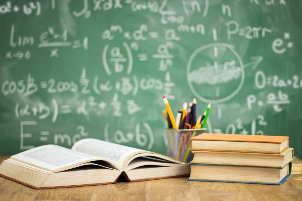 Libros, útiles y pizarrón escolar