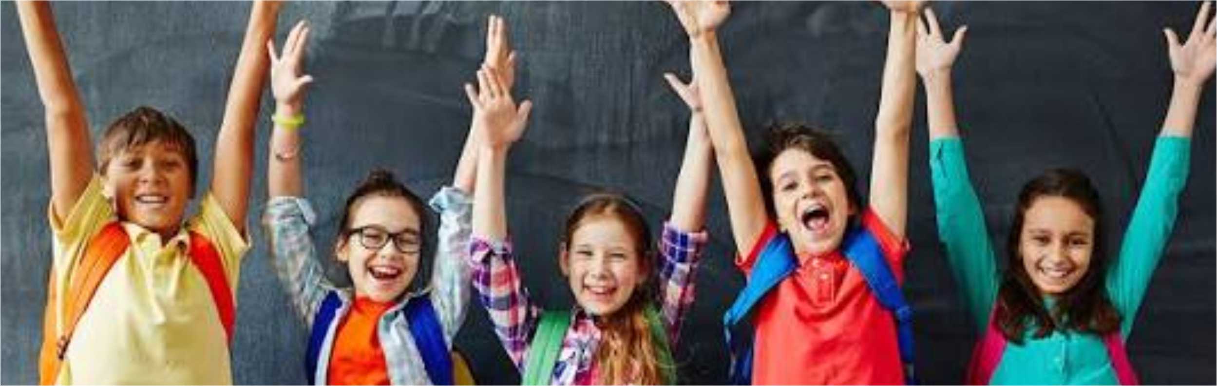 Estudiantes felices en un entorno escolar